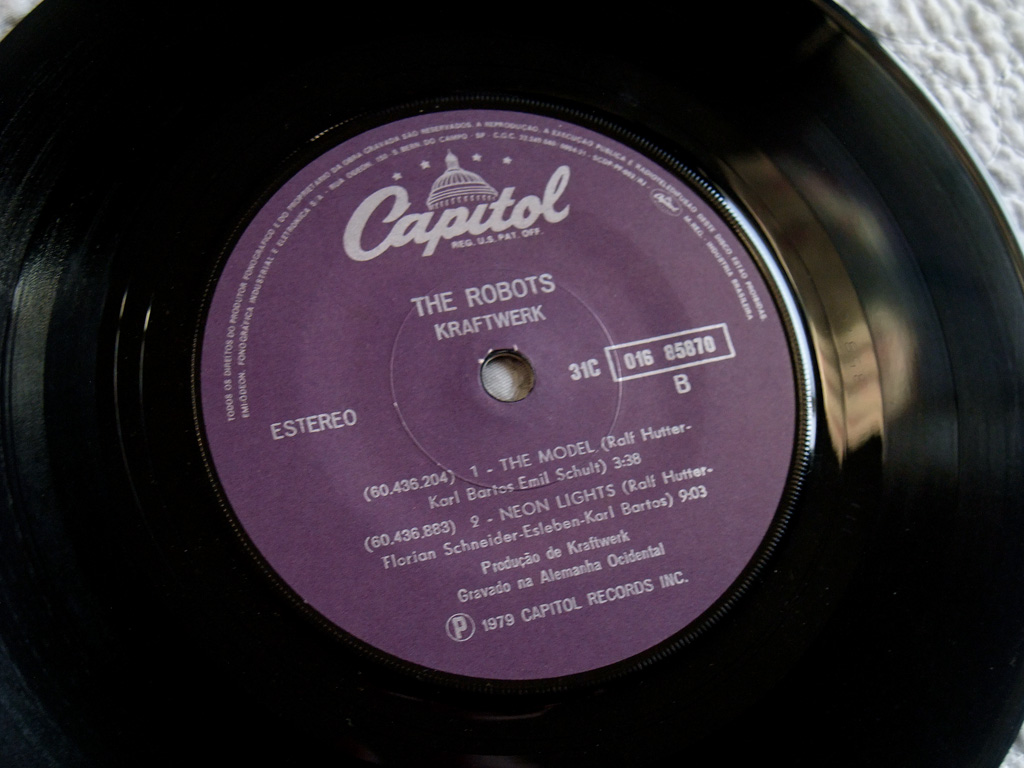 Kraftwerk - 'The Robots' Brazilian 7" EP label design side B