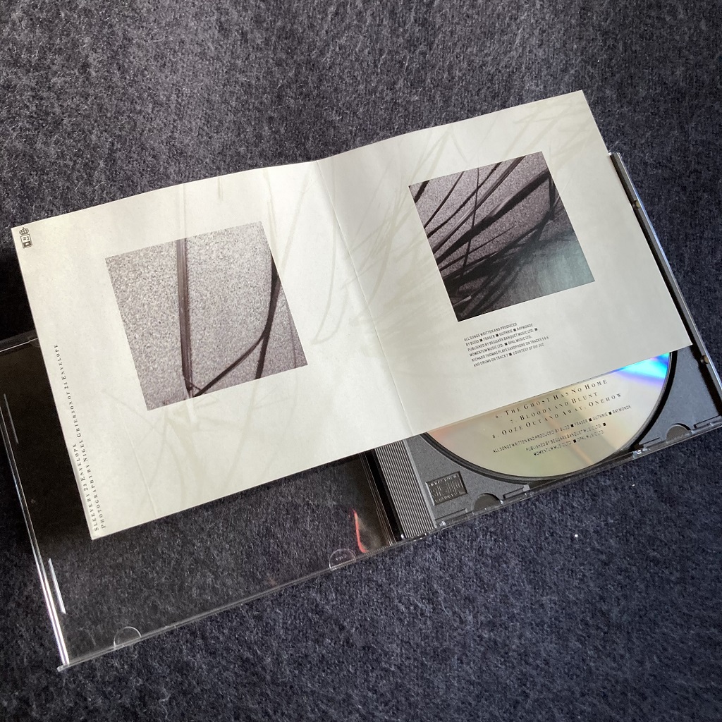 Harold Budd, Elizabeth Fraser, Robin Guthrie, Simon Raymonde: 'The Moon And The Melodies' CD insert design middle spread