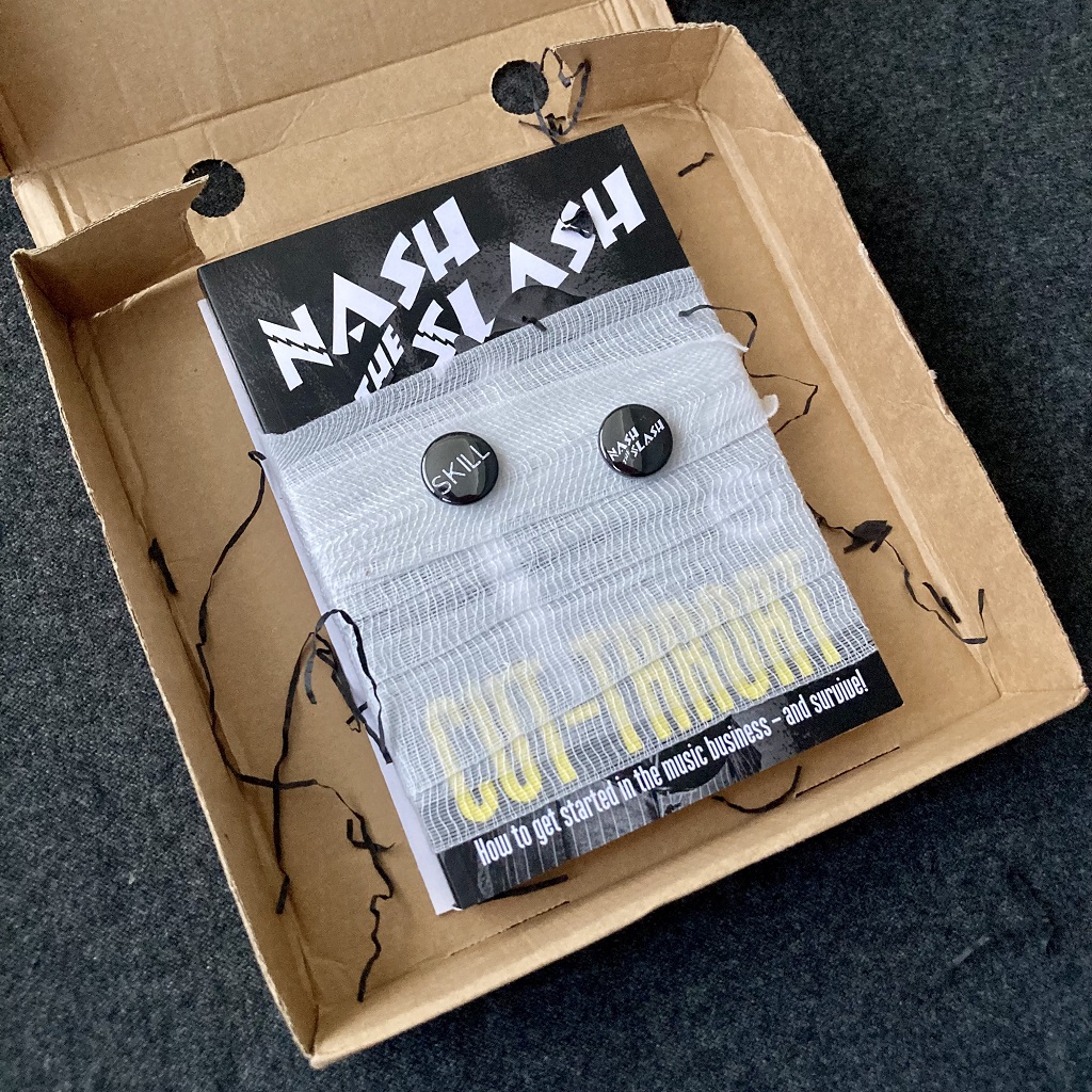 Nash The Slash 'Cut-Throat' book unboxing - the book and badges