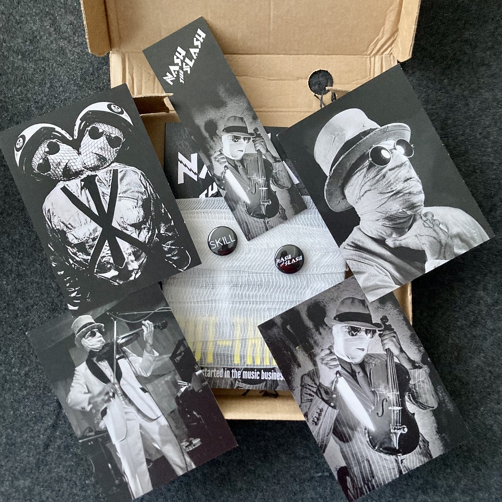 Nash The Slash 'Cut-Throat' book unboxing - badges, postcards, bookmark